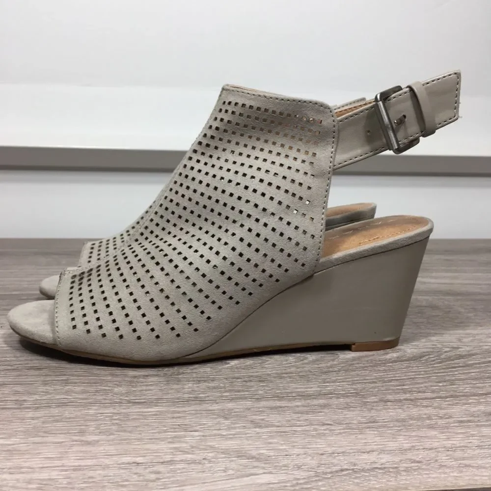TAHARI TAUPE PERFORATED‎ LASER CUT SYMBA OPEN TOE WEDGE SANDAL 7
